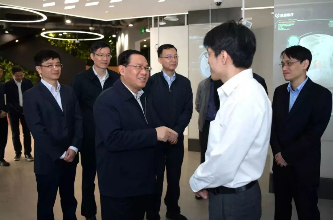 （李强书记对智能医疗兴趣浓厚，询问星空tiyu技术在沪落地情况）